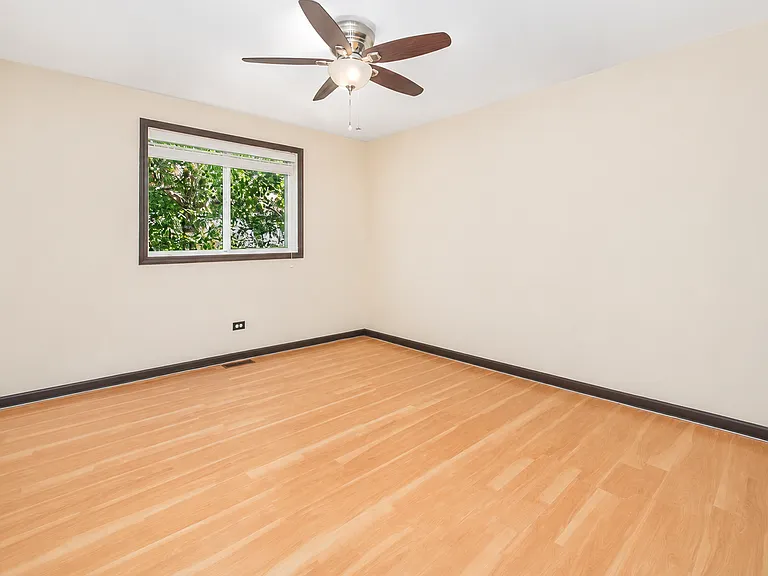 2736 Prairieview Ln S — Photo 3