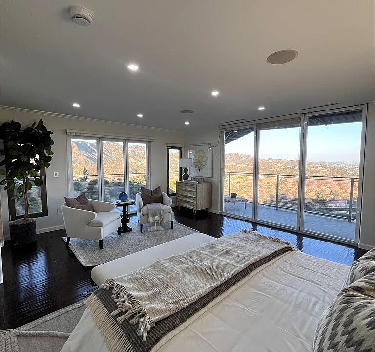 6960 Pacific View Dr