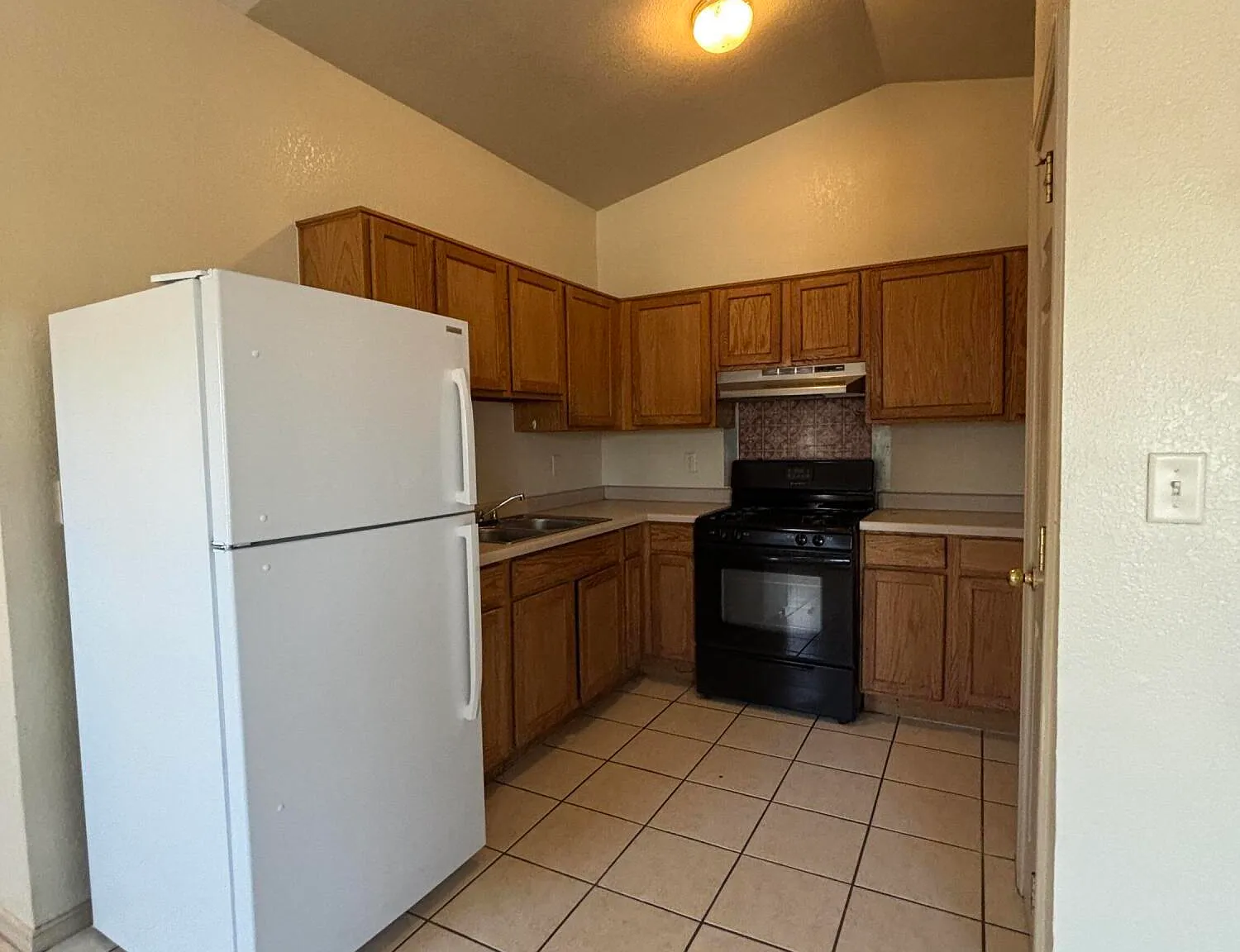 3 bed, 1.0 bath, 853 sqft, $950 — Photo 4