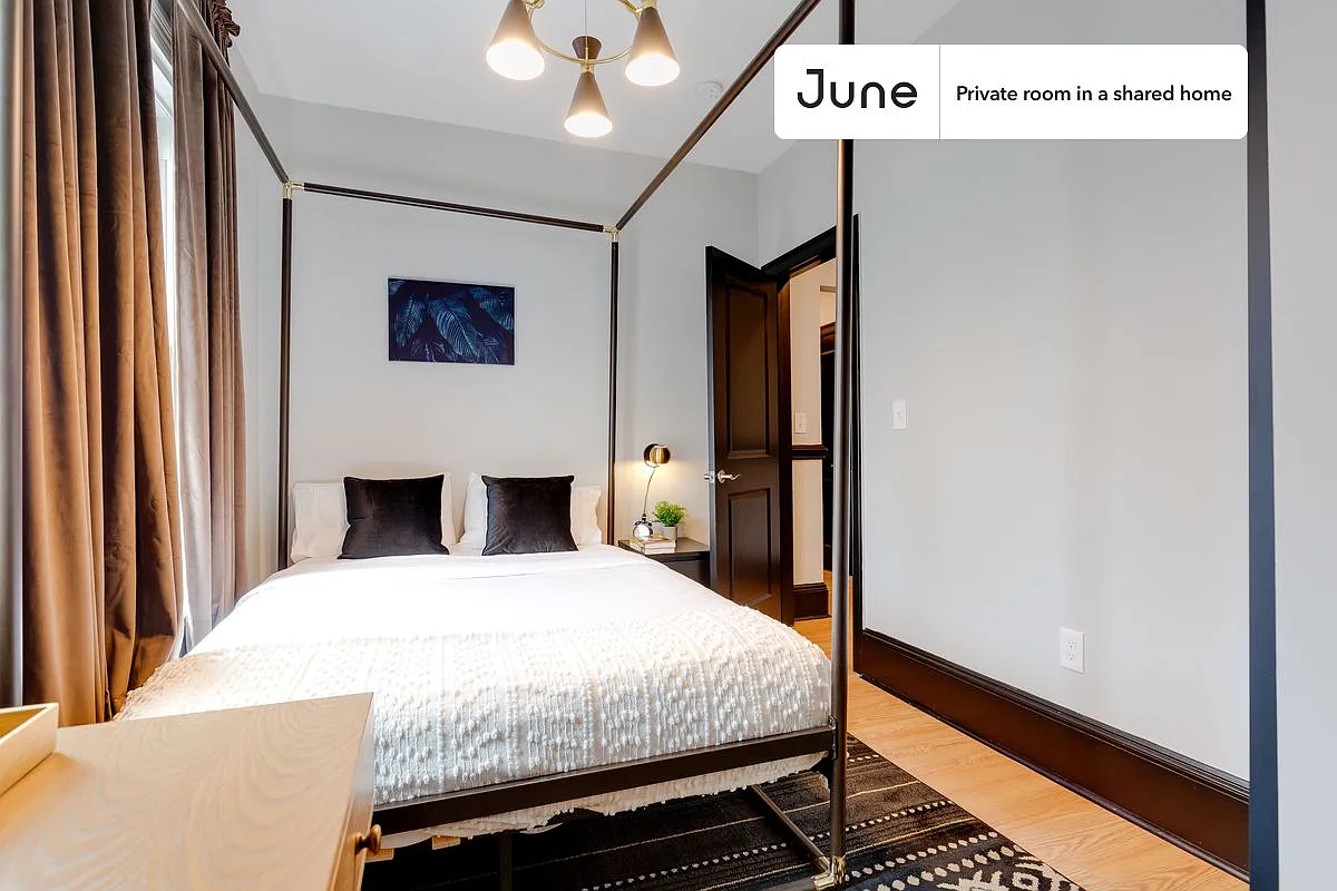 Queen bedroom in 4 bed/1.5 bath home in South Boston #193 2B — Photo 1