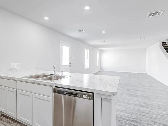 2nd image of 618 Juniper St