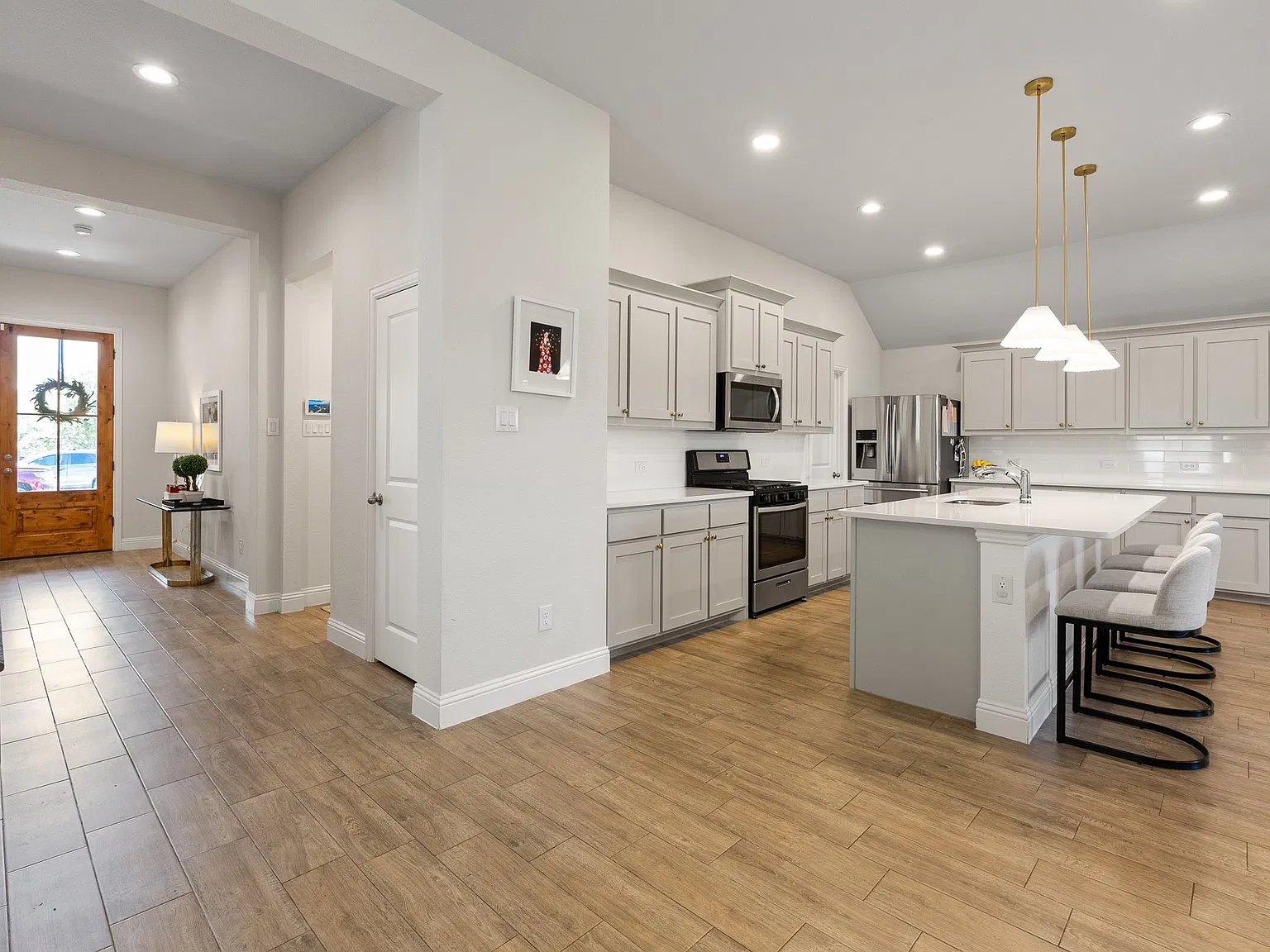 3 bed, 2090 sqft, $2,890 — Photo 3