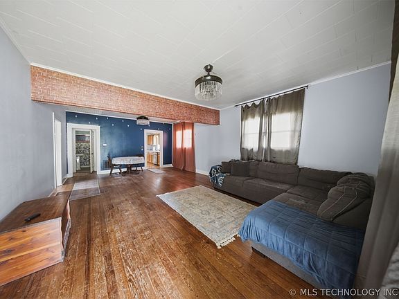 4th image of 709 E Broadway St