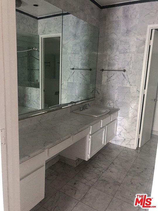 2nd image of 423 N Palm Dr APT 308