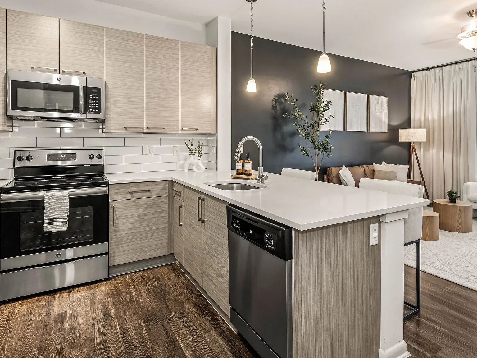 1 bed, 900 sqft, $3,200 — Photo 2