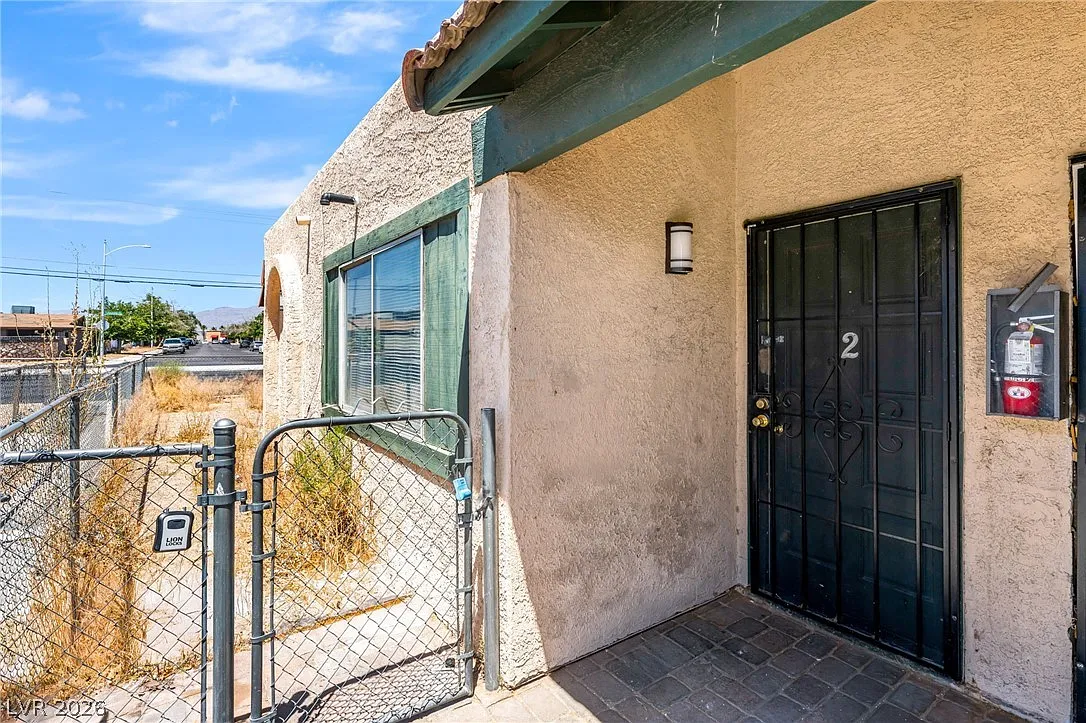2 bed, 1.0 bath, 2980 sqft, $985 — Photo 3