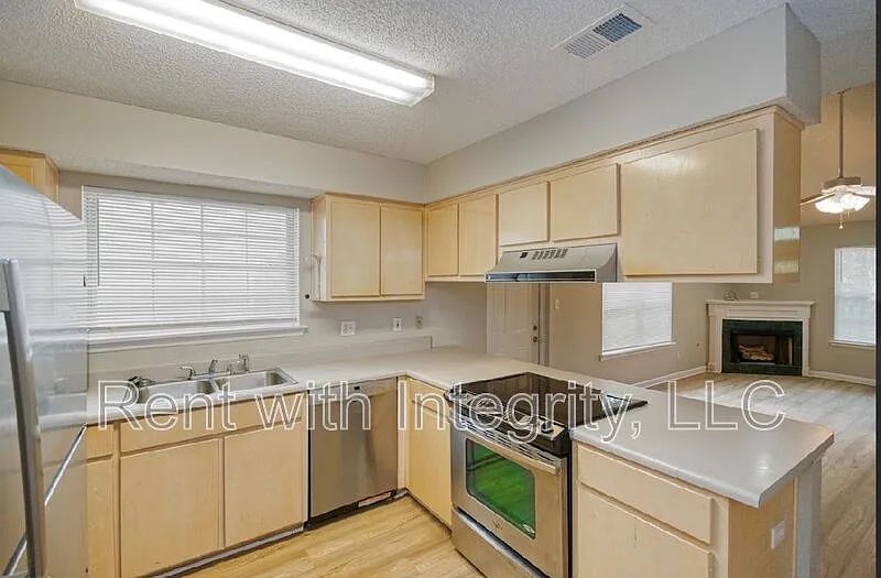 3 bed, 2.0 bath, 1308 sqft, $1,600 — Photo 2