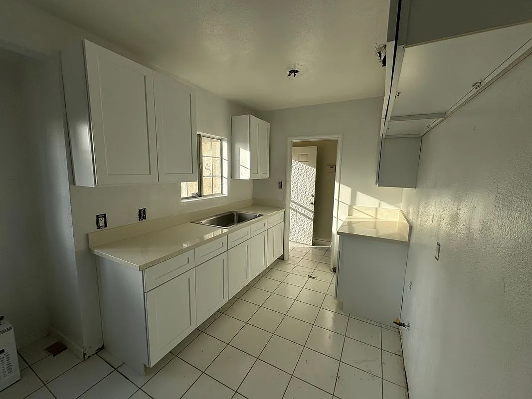 3 bed, 2.0 bath, 1200 sqft, $3,600 — Photo 4
