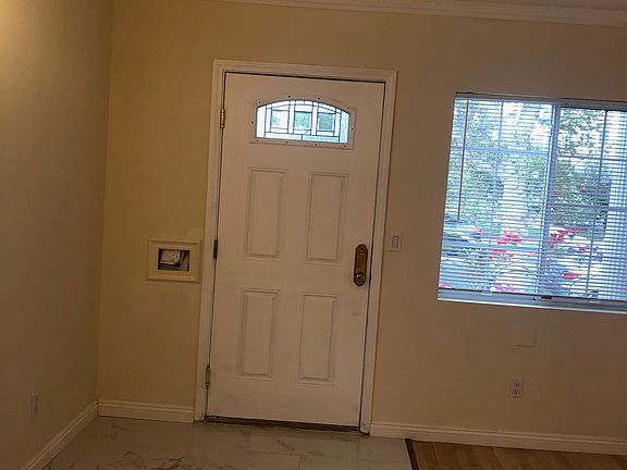 5th image of 616 N Sycamore Ave #1