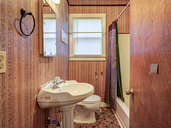 4th image of 118 W 10th Ave
