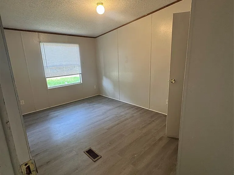 15240 Paradise Ct — Photo 8