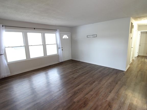 3rd image of 935 Donmar Ln