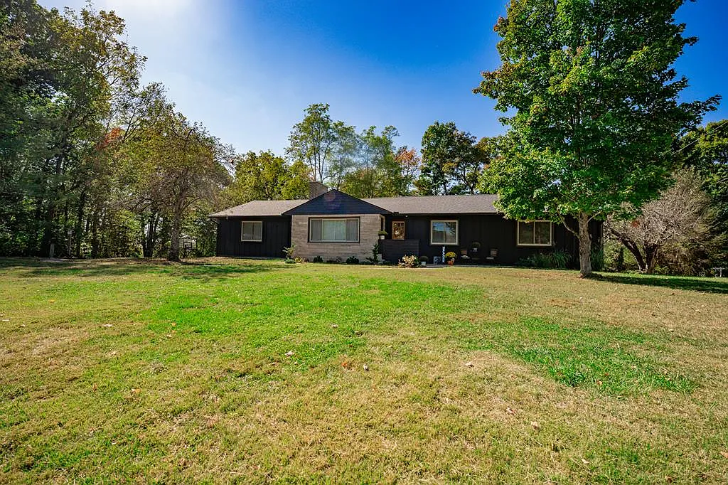 2 Ridgeway Dr photo 1