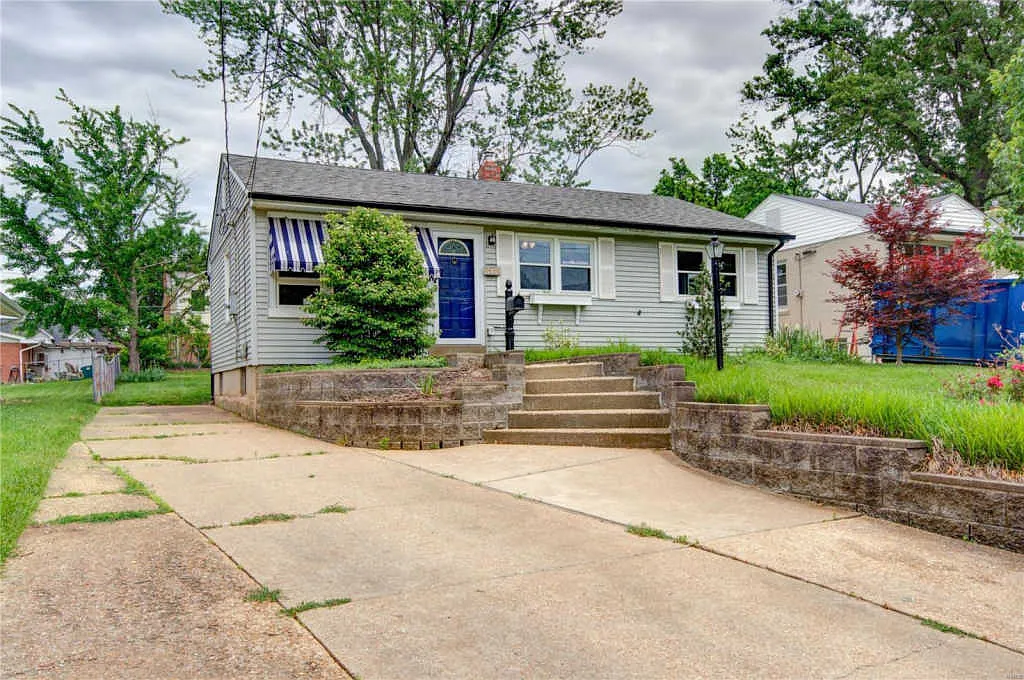 830 N Woodlawn Ave photo 1
