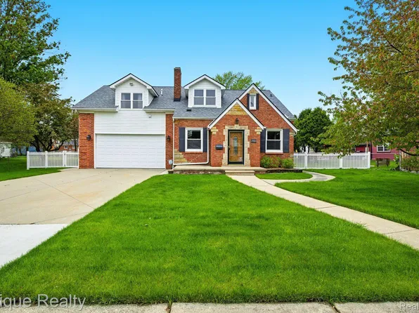 27921 Glenwood St, Saint Clair Shores, MI 48081