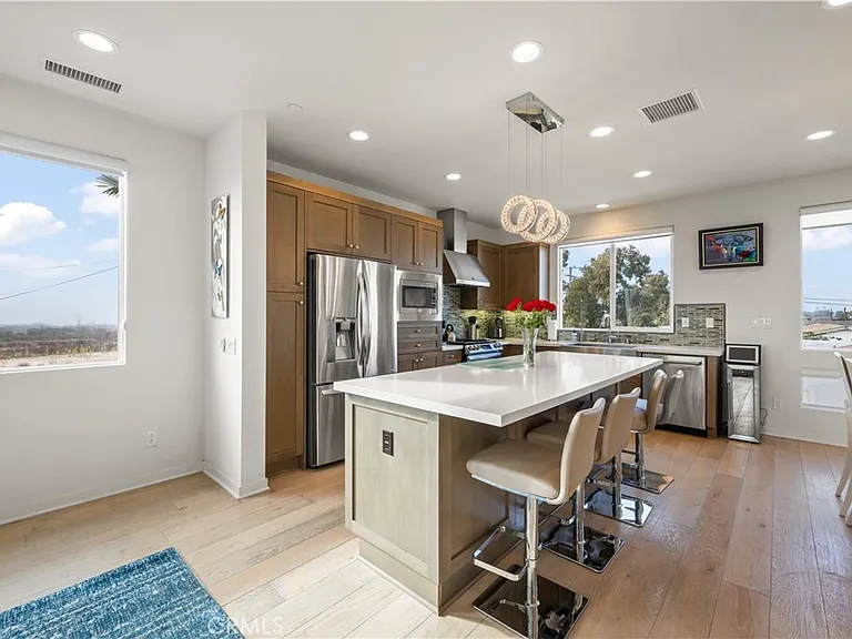 1068 Hampton Dr — Photo 9