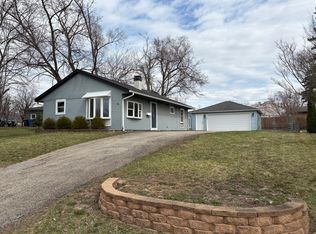 1819 Papoose Rd, Carpentersville, IL