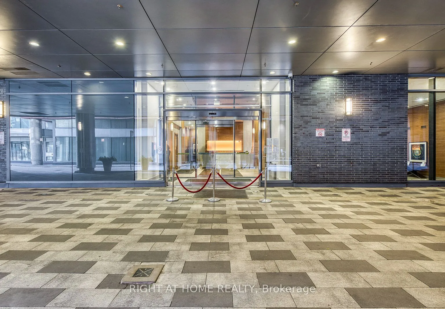 295 Adelaide St W — Photo 3