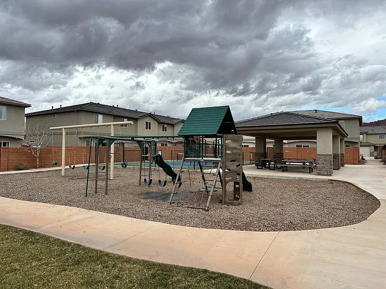 Three Bedroom Red Mountain Vista Town Home — Photo 39