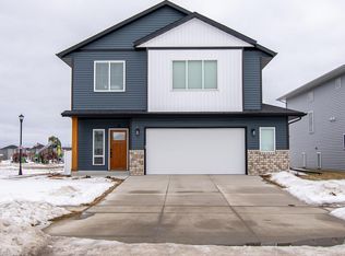 5507 Lori Ln W, West Fargo, ND 58078