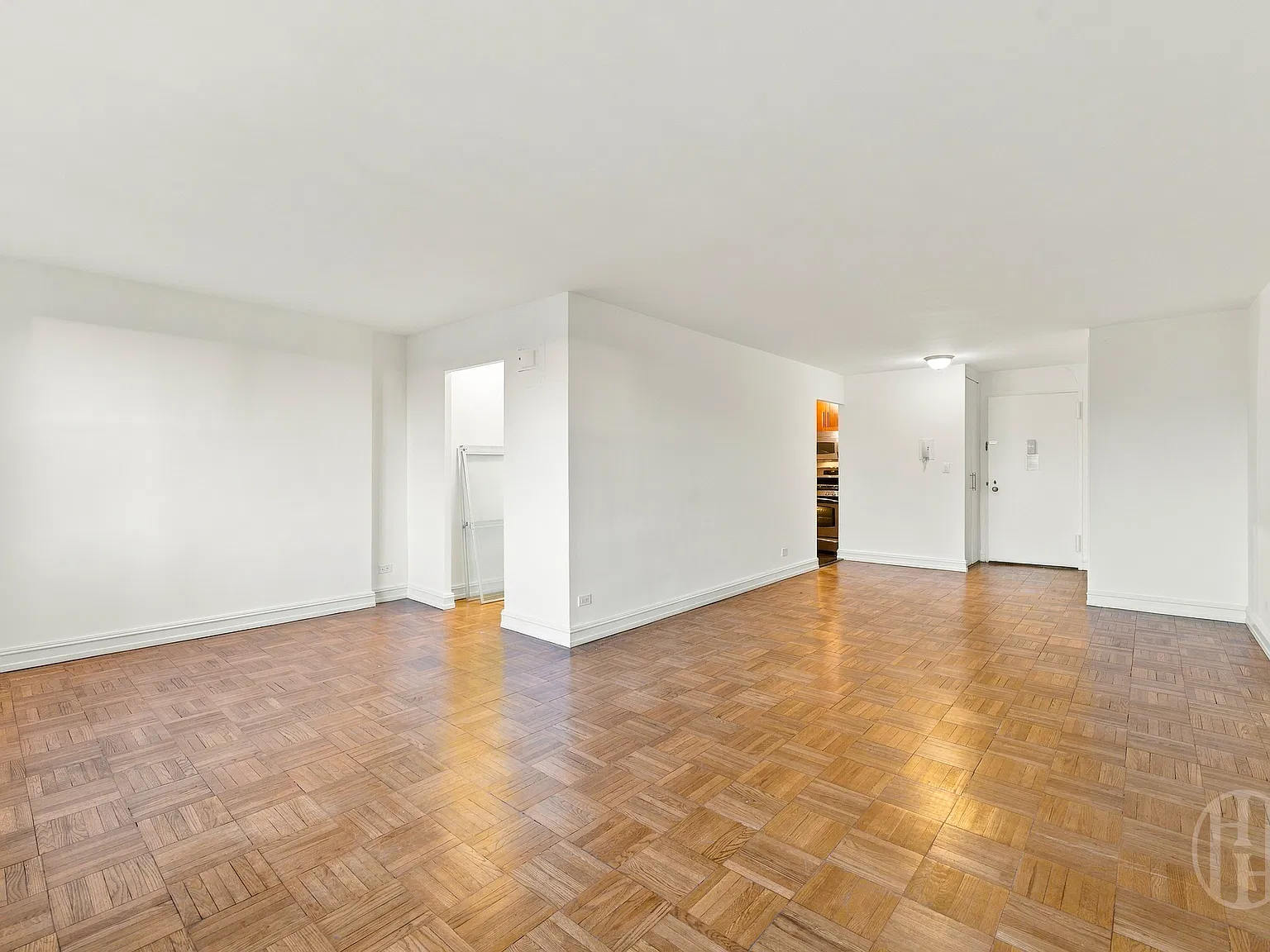 888 Eighth Avenue — Photo 3