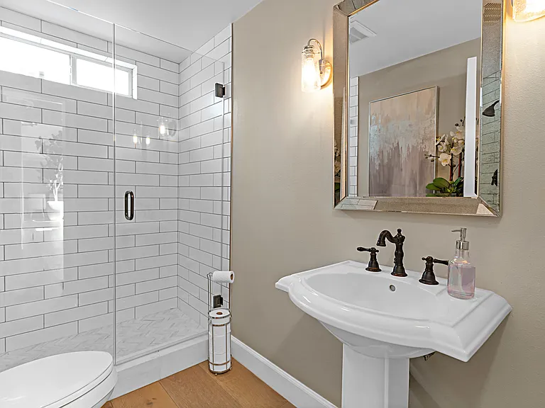 1574 Devonshire Ave — Photo 13