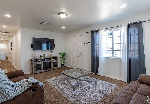 5th image of 589 E Bonita St