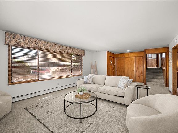 3rd image of 821 E Broad Ave