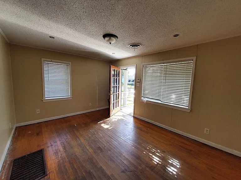 300 Eastview St — Photo 1