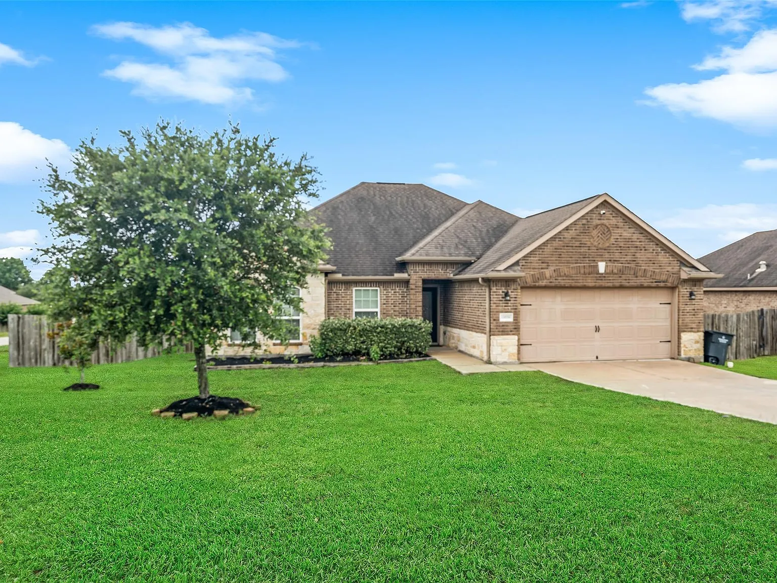 3 bed, 2.0 bath, 1880 sqft, $2,200 — Photo 3