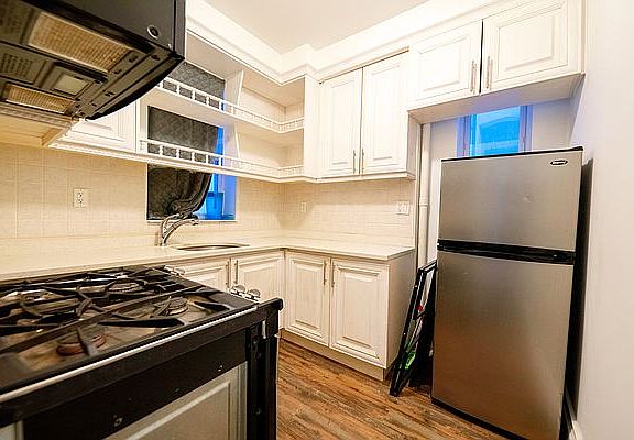 3rd image of 136 W 28th St APT 7W