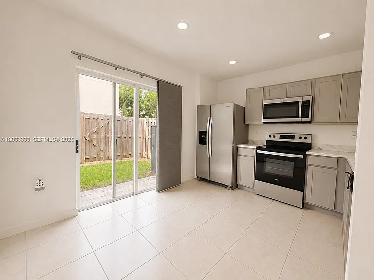 460 NE 4th Ln — Photo 4