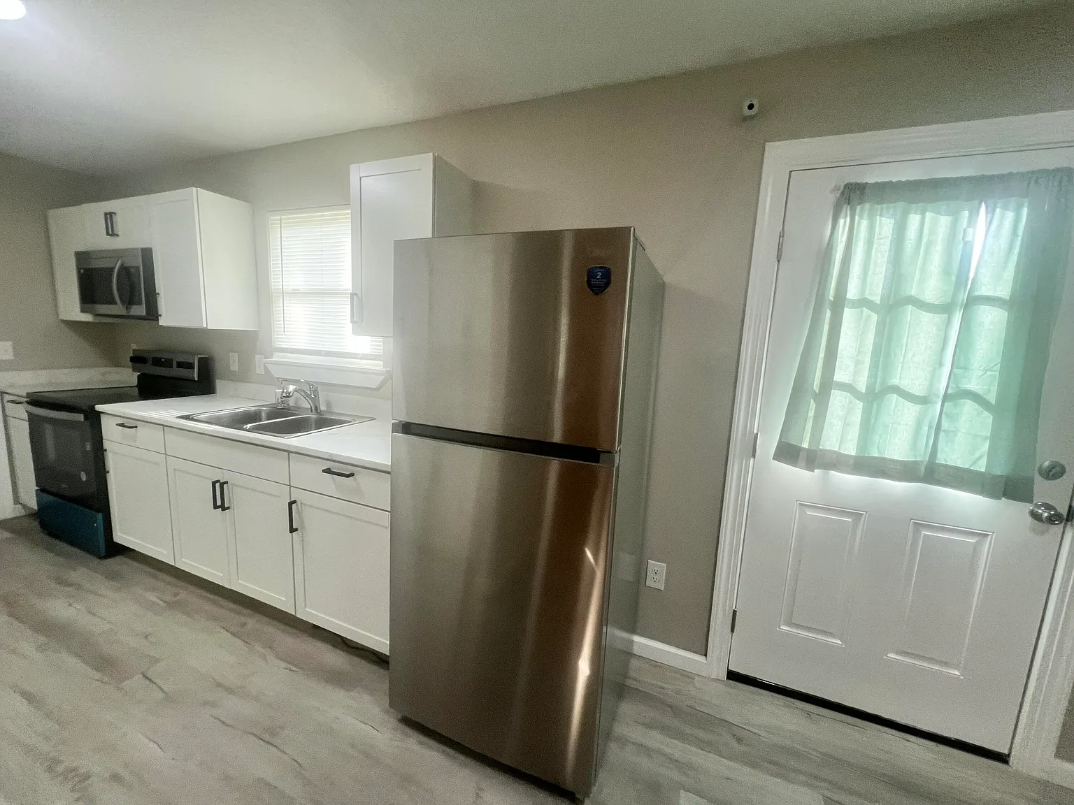 3 bed, 1.0 bath, 1035 sqft, $1,700 — Photo 4