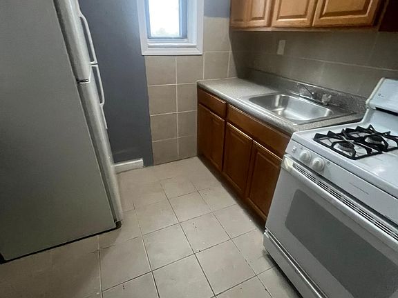 2nd image of 246 Roseville Ave #502