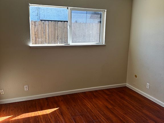 4th image of 165 Byron St