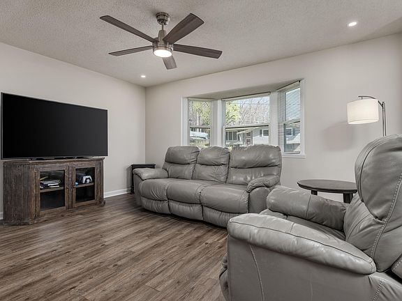 4th image of 812 S Valleywood Cir