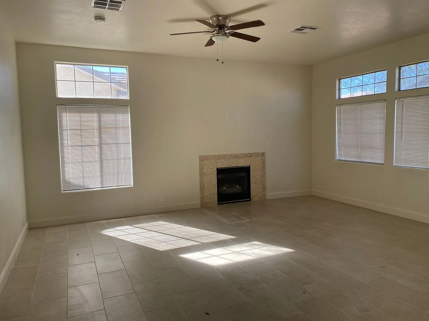Single Story, 3 Bedroom, 3 Car Garage. 89156 — Photo 2