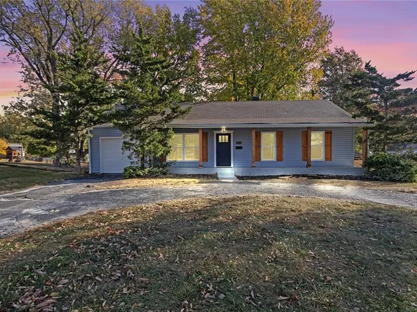 403 NW Village Dr, Lees Summit, MO 64063