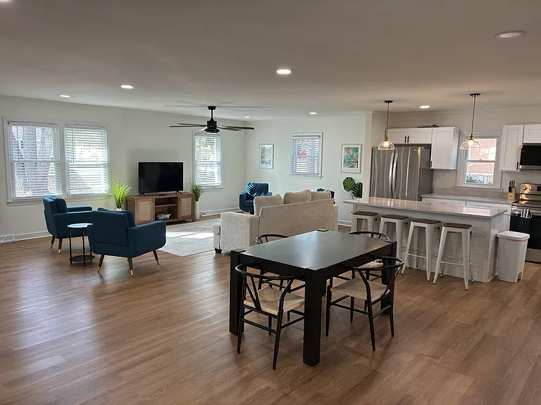 304 Pine Knoll Dr — Photo 3