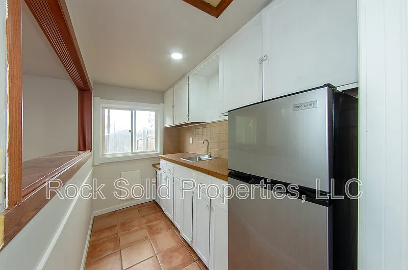 Studio, 1.0 bath, 420 sqft, $750 — Photo 4