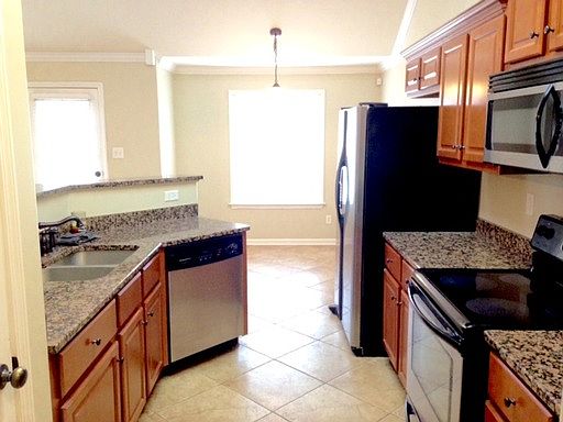 4th image of 10433 Redmond Cir N