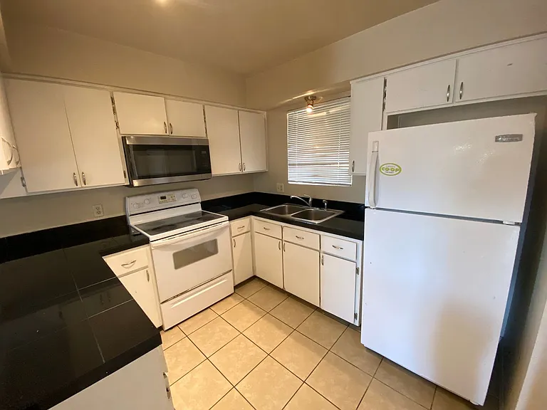 919-923 Alvarado Dr SE — Photo 5