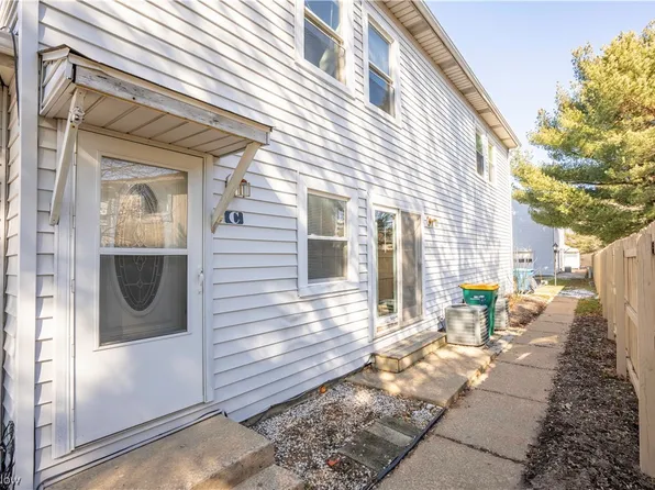 2553 Royal County Down Dr, Uniontown, OH 44685
