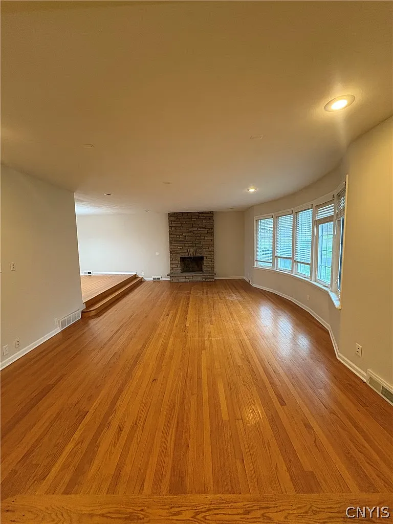 4 bed, 3.5 bath, 2352 sqft, $4,149 — Photo 3
