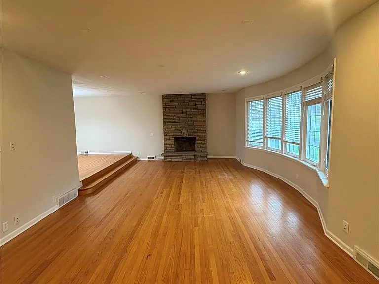 215 Locksley Rd — Photo 3