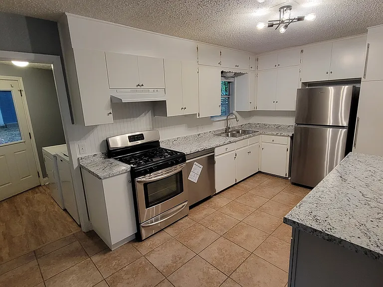 402 W Odell St — Photo 7