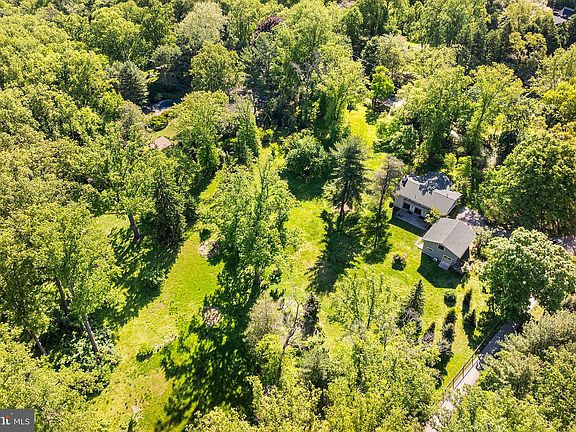 5th image of 2129 Harts Ln