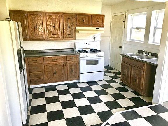 3rd image of 136 Sunnyside Dr