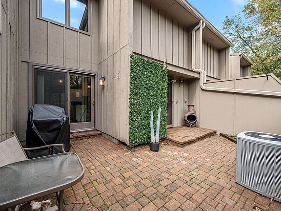 Front of home sitting patio area