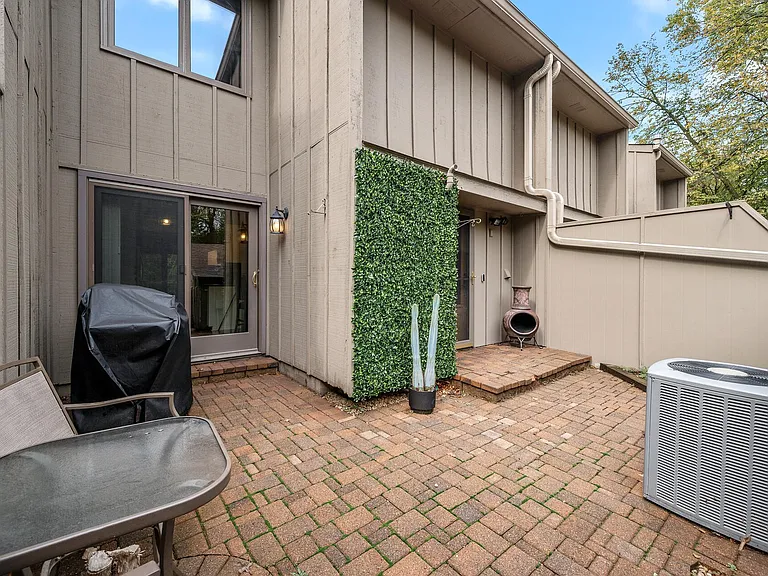 Front of home sitting patio area